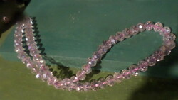 48 cm-es , rózsaszínes , lüszteres fényű , nagyobb , fazettált kristálygyöngyökből álló nyaklánc .