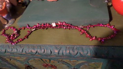 82 cm-es gyönyörű színű , tenyésztett Biwa gyöngyökből és fém szerelékekből álló nyaklánc .