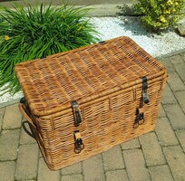 Wicker chest with lid