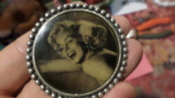 5 cm-es , retro kitűző , Marilyn Monroe képével , jó állapotban .