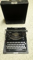 Triumph Durabel portable typewriter with Hungarian keys, in working condition, circa 1940
