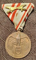 Ferenc József Fűr Österreich  kitüntetés Katonai kardos eredeti szalagon .
