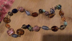 42 cm-es  vegyes színű és formájú , kézműves üveggyöngyökből álló láncszemekkel kapcsolódó nyaklánc