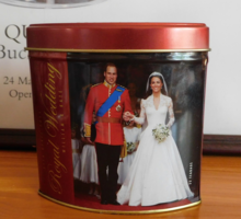 Vilmos herceg és Katalin esküvője alkalmából kiadott teás fémdodoz