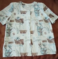 XL size blouse with a pattern on an ecru base