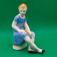 Retro Bodrogkeresztúri  kerámia  olvasó kislány figura