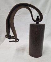 Antik nagyméretű fém kolomp vagy harang eredeti bőr szíjon 1,2 kg.