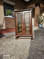 The colonial display cabinet shown in the pictures is for sale. Preserved, in good condition. The color of the lead plating