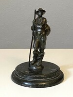 Boy Scout bronzed metal statue from around 1930 on a round marble base