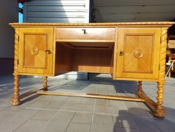 The colonial desk shown in the pictures is for sale. Preserved, in good condition. Breakout and scratch free. Size