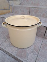 A 10-liter pot in good condition for its age, enamelled