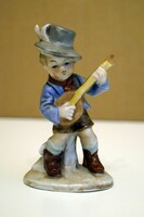 Bertram mandolinozó fiú figura