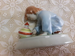 Zsolnay búgócsigával játszó porcelán kisgyermek figura