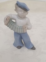 Harmonikázó porcelán matróz figura