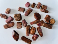 Rubin és Zafír keverék - közepes méretű kövek-  csiszolatlan - 100g