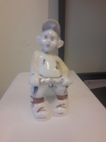 Sapkás fiú figura