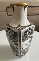 Hollóházi Jurcsák László által tervezett porcelán váza