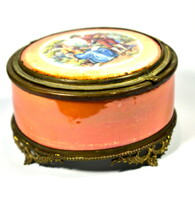 1900 körül DEKORATÍV RÉZ SZERELVÉNYEZETT ROMANTIKUS JELENETES TÜKÖR BETÉTES PORCELÁN DOBOZ