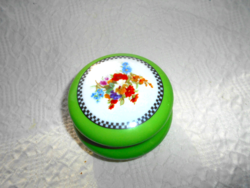 Élénk zöld alapszín,virág-  fond  minta  porcelán doboz