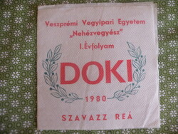 Régi papír szalvéta:- Veszprémi Vegyipari Egyetem "Nehézvegyész" I. Évfolyan DOKI 1980 Szavazz reá -