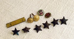 Régi rangjelzés , gomb , kitüntetés tartó néphadsereg tiszti csillag  kommunista Brigád 11 db.