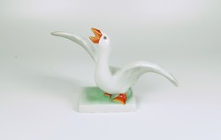 HERENDI, FEHÉR LIBA SZÉTTÁRT SZÁRNYAKKAL, KÉZZEL FESTETT PORCELÁN FIGURA (B170)