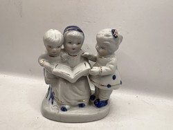Porcelán figura, nagyi olvas az unokáknak, magassága 10 cm.6130