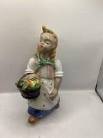 RÁHMER LÁNY VIRÁGCSOKORRAL. FESTETT MÁZAS KERÁMIA,24 cm- 6234