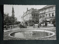 Képeslap, Kecskemét, Főtér, áruház,üzletek,templom látkép,park, szökőkút részlet, 1960-