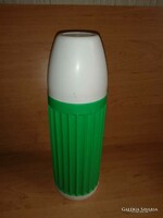 Retro zöld műanyag kávé, tea termosz (b)