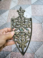 Díszes réz àttört vasaló tartó,Antik szenes vagy modern vasalóhoz.