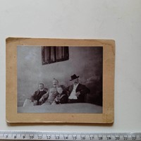 ZA531.10-Régi fotó 1900k Marosvásárhely - A ház előtti padon - Erdély (kemény kartonon)