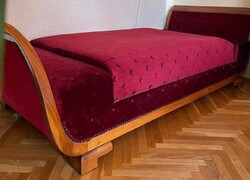 Felújított újra kárpítoztatott egyszemélyes antik heverő hattyúágy