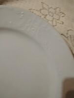 Nyomott mintás fehér tányér domborműves vega