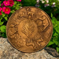 Szignózott vadász jelenetes Rácz Edit bronz falitál, falidísz erdei állatokkal őz vaddisznó szarvas
