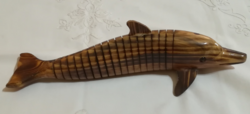 Fából készült mozgó testű delfin.