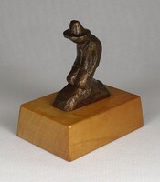 1S570 Térdelő kalapos férfi bronz kisplasztika