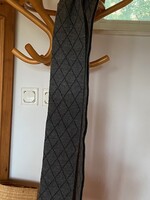 Vadonatúj férfi sál. 166 cm hosszú és 22 cm széples.Egyik oldala sötétebb szürke.
