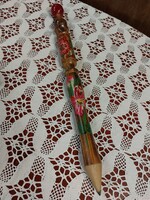 Óriási nagyméretű 50 cm hosszú ,erdélyi festett fa ceruza,