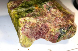 Lizárdit Magnezittel-  nyers ásvány  pink zöld színben   - 360g-   gyűjtői darab