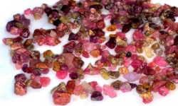 Spinel - szines kristályok -  " Multicolor ", nyers ásvány   -50g   - akár ékszerkészítéshez