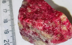 Spinel a mátrixon  kristály , nyers ásvány   - 38g -  - akár ékszerkészítéshez
