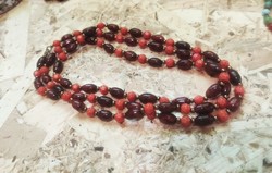 Hosszú üveg és műanyag gyöngyös nyaklánc