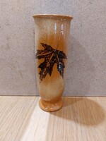 Szemereki Teréz - Különleges, falevéllel ötvözött kerámia váza. 22 cm-es. 8421