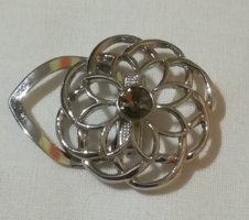 Virág alakú ruhacsipesz.