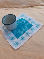 Türkiz zöld zománcos bögre textil szalvétával együtt zománcbögre
