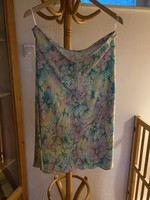 MARKS&SPENCER márkájú 100% viscose de selyem tapintású, új állapotú nagyon szép virágmintás szoknya.