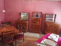 Régi  vitrin, benne sok szép tárggyal és egy nyolc darabból álló ART DECO szalon garnitúra