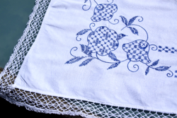 Antik Régi Népi Hagyományőrző kézzel hímzett csipkés Len Vászon terítő asztalterítő abrosz 97 x 94