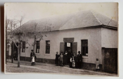 D204527 Károly Dobra and his family - tobacco shop - tobacco goods - studio of Werner Antal, 1910-20